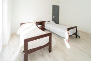 Habitación con 2 camas individuales y suelo de madera. en 097 - Casa Stella a Riva Trigoso, 300 metri da mare e spiaggia, POSTO AUTO PRIVATO GRATIS, en Sestri Levante