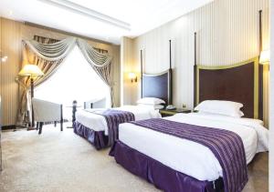 Un pat sau paturi într-o cameră la Tourist Hotel