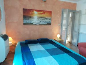 ein Schlafzimmer mit einem blauen Bett in einem Zimmer in der Unterkunft Villetta Rosa in Lavena Ponte Tresa
