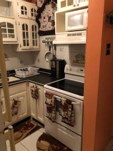 Η κουζίνα ή μικρή κουζίνα στο Crystoural Suites near the US Embassy - Gated & Secure - 2 Bedrooms, 2 Beds, 4 Guest