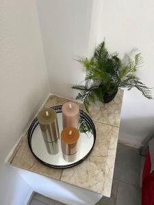 une table avec deux bougies et une plante sur elle dans l'établissement Smile studio, à Dráma