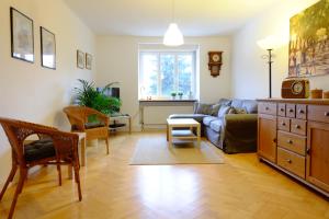 uma sala de estar com um sofá e uma mesa em heidel-home 3Raum Wohnung em Heidelberg