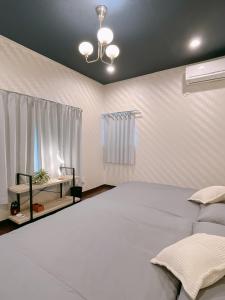 - une chambre avec un grand lit blanc et une fenêtre dans l'établissement Alo BnB 2 - Near NIPPORI, SENDAGI, YANAKA GINZA - Self check-in, à Tokyo