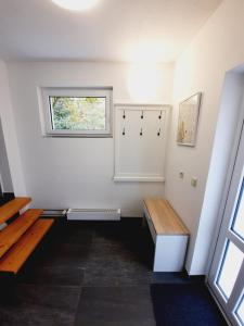 a room with a bench and a window at Ferienwohnung Stützengrün in Stützengrün