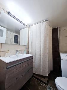 een badkamer met een wastafel en een douchegordijn bij Georgia on my mind in Athene