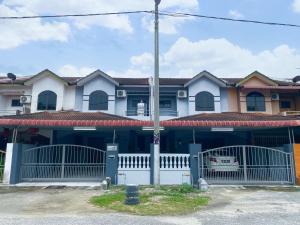 卢穆特Venice Guest Hostel - Bilik Sahaja的前面有门的房子