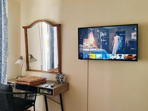 Televízia a/alebo spoločenská miestnosť v ubytovaní Georgia on my mind