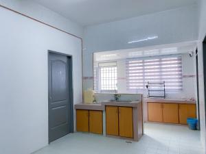 Venice Guest Hostel - Bilik Sahaja的厨房或小厨房