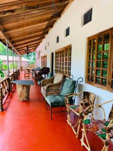 um quarto com cadeiras e mesas num edifício em Mrefu Eco-lodge em Marangu