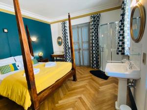 a bedroom with a bed and a sink and a shower at Aux Berges du Libre in Félines-Termenès