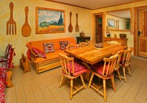 comedor con mesa de madera y sillas en Salone House, en Sauze dʼOulx