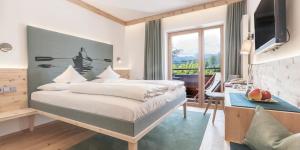 1 dormitorio con cama y ventana grande en Hotel Zur Schanz en Ebbs