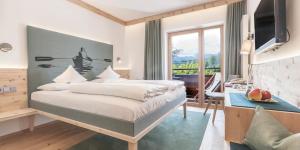 Televiisor ja/või meelelahutuskeskus majutusasutuses Hotel B&B "Zur Schanz"