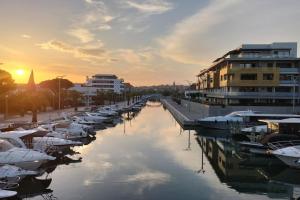 grupa łodzi zakotwiczona w przystani o zachodzie słońca w obiekcie Beau Duplex à Port Fréjus w Fréjus