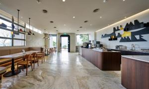 um restaurante com um bar e mesas e cadeiras em Howard Lake Resort Shihmen Dam em Longtan
