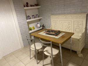 巴勒摩的住宿－Da Rosina，餐桌、四把椅子和桌子