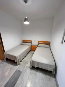 Habitación con 2 camas en una habitación en Marina Serena Golf 1ª linea Playa, en Roquetas de Mar