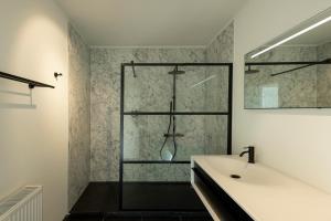 een badkamer met een douche en een wastafel bij UNIEK appartement - mooiste en hoogste uitzicht op Antwerpen! - incl gratis parking in Antwerpen