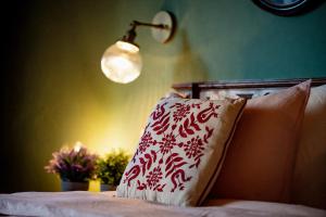 1 cama con almohada roja y blanca y luz en Bodensee Apartments, Sauna, Lake Walks, Free Parking, Self Checkin, Nature Reserve, Restaurants Nearby, en Gaißau