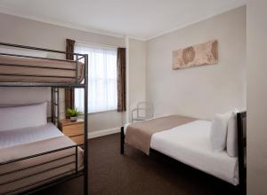 Postel nebo postele na pokoji v ubytování Lords Hotel