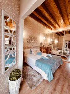 um quarto com uma cama grande num quarto em Una MIRADA A LA CATEDRAL-Apartamentos Burgos Catedral em Burgos