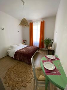 Łóżko lub łóżka w pokoju w obiekcie Studio neuf et lumineux - Ajaccio centre - Place Miot/Albert 1er