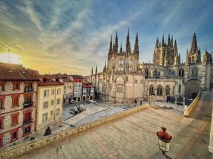 widok na miasto z katedrą w obiekcie Una MIRADA A LA CATEDRAL-Apartamentos Burgos Catedral w mieście Burgos