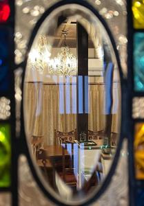 een uitzicht op een eetkamer door een glas-in-loodraam bij 浪漫宿花町 in Mitarai