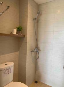 Bilik mandi di Daymentroom Apartemen R711 2 BR Pasteur Bandung