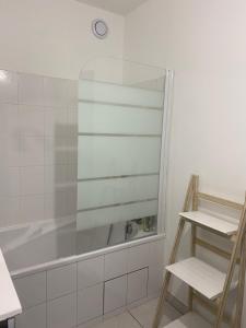 Kúpeľňa v ubytovaní Parking privé gratuit, balcon, 2 chambres