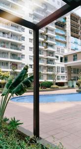 Kolam renang di atau dekat dengan Daymentroom Apartemen R711 2 BR Pasteur Bandung