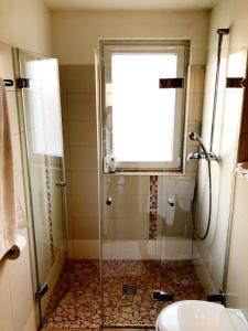 a bathroom with a shower and a sink at Sylt-Sonne-Meer in Rantum