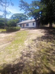 einen Hof mit einem Haus im Hintergrund in der Unterkunft Namishukwe House in Mongu