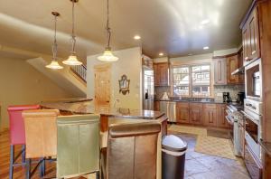 una gran cocina con armarios de madera y una gran isla en 39B Union Creek Townhomes West en Copper Mountain
