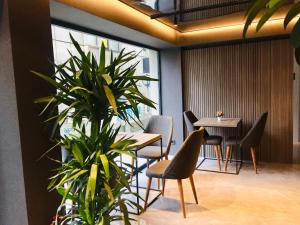 un restaurante con mesa, sillas y una planta en Galata World Hotel en Estambul