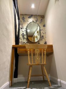 een kaptafel met een spiegel en een kruk bij Bay Horse in York