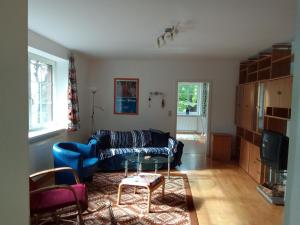 a living room with a blue couch and a table at Wohnung im Park in Thulendorf