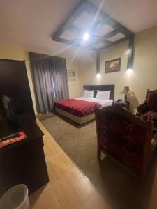 فندق بيت العروبة في الرياض: غرفه فندقيه بسرير وكرسي