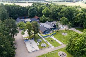una vista aérea de una casa con patio en LOasen Vesterhede, en Hejnsvig