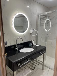 Ein Badezimmer in der Unterkunft Grand Hotel Sukhum Resorts
