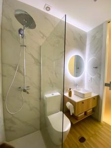 La salle de bains est pourvue d'une douche, de toilettes et d'un lavabo. dans l'établissement Alamedastudio, à Vila do Conde