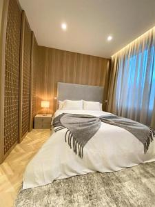 - une chambre avec un grand lit blanc et une fenêtre dans l'établissement Alamedastudio, à Vila do Conde