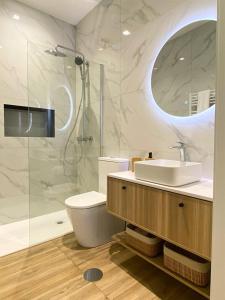 uma casa de banho com um WC, um lavatório e um chuveiro em Alamedastudio em Vila do Conde