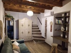 een woonkamer met een bank en een trap bij Benessere e Beatitudine dei 4 elementi in Macerata