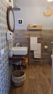 een badkamer met een wastafel en een spiegel bij Benessere e Beatitudine dei 4 elementi in Macerata