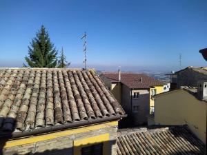 uitzicht op een tegeldak van een gebouw bij Benessere e Beatitudine dei 4 elementi in Macerata
