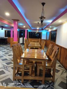 En restaurant eller et andet spisested på Dolakha Kalinchowk Resort