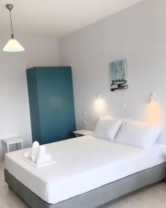 フィニクーダにあるIlias Apartmentsのベッドルーム(白い枕の大型ベッド1台付)