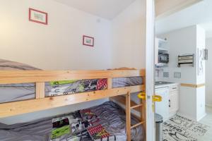 um quarto com 2 beliches e uma cozinha em La Baregine em Barèges