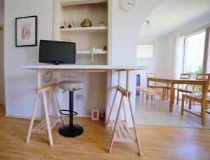 ein Wohnzimmer mit einem Tisch und einem TV darauf in der Unterkunft Close to lake, golf & beach, perfect for longer stays in Toukley
